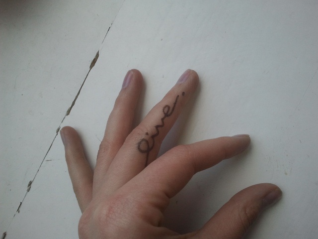 Elisa1003: Suche Studio für Finger Tattoo (Schrift)